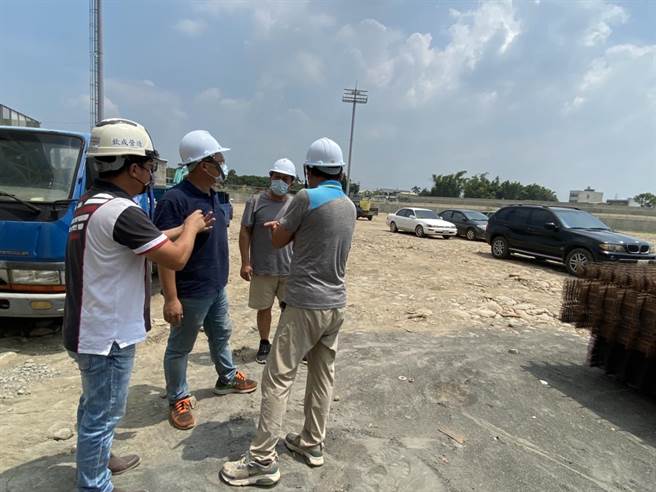 市议员施志昌表示，外埔国际垒球运动园区工程预估短缺经费达1亿元，要求市府儘速追加补足。（陈淑娥摄）