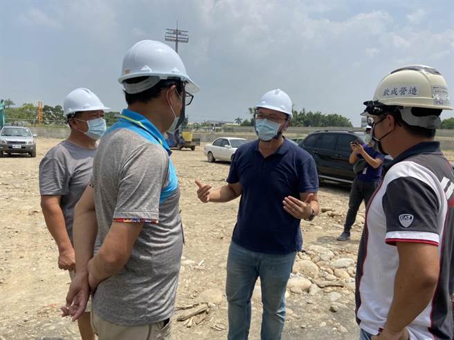 市议员施志昌表示，外埔国际垒球运动园区工程预估短缺经费达1亿元，要求市府儘速追加补足。（陈淑娥摄）