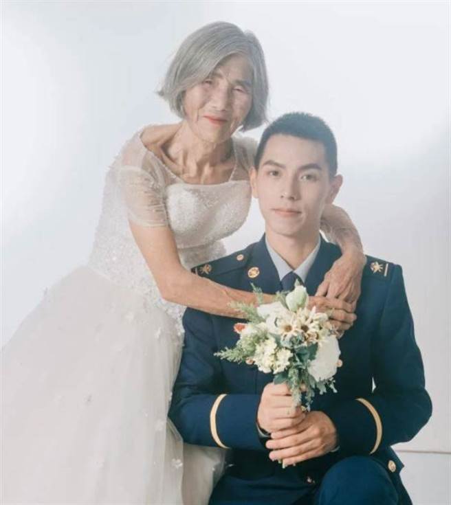 张男长大后考上消防员，本来计画让养父母重拍婚纱照，但养父因健康问题作罢，才由他代替与母亲拍摄，温暖合照感动千万网友。（翻摄自微博）