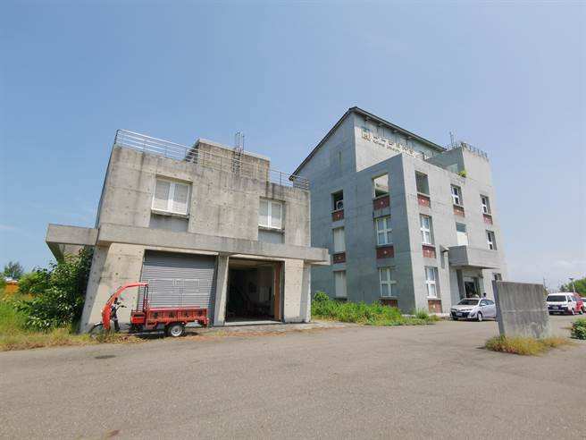 台南大学七股校区设校案2017年宣告终止，目前土地閒置杂草丛生。（刘秀芬摄）