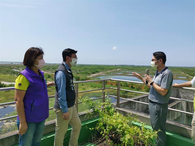 台南大学七股校区设校案2017年宣告终止，立委郭国文（中）与台南市议员蔡苏秋金（中）9日邀相关单位前往勘查。（刘秀芬摄）