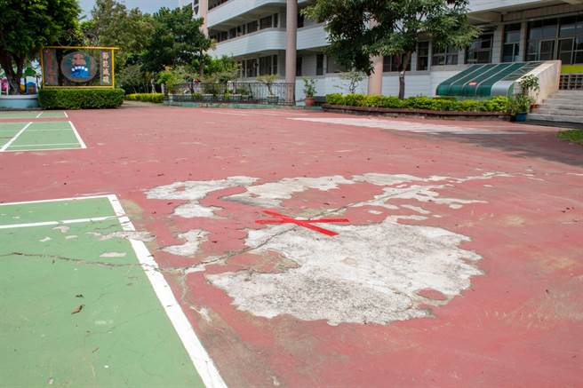 中港高中、国小运动场兴建多年，有铺面老化斑驳、龟裂、粉光层脱落及多处凹陷不平等情形。（陈淑娥摄）