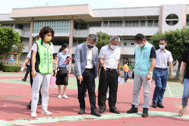 中港高中、国小运动场兴建多年，有铺面老化斑驳、龟裂、粉光层脱落及多处凹陷不平等情形。（陈淑娥摄）