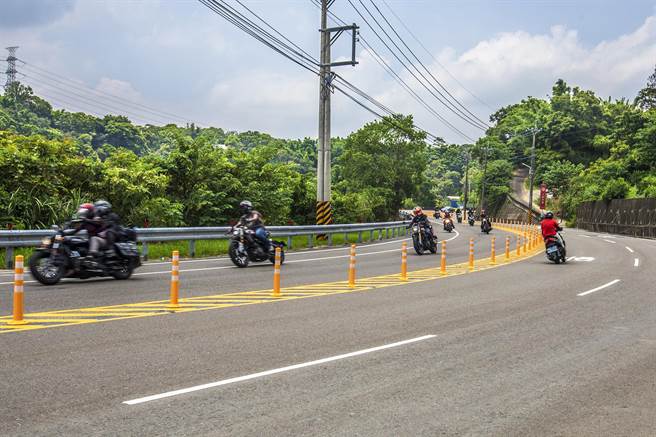 台3线峨眉乡易发生事故路段，画1快1慢车道及设防撞软杆，迫使重机减速，警方并将在北埔乡段设区间测速照相，让重机飙车无所遁形。（罗浚滨摄）