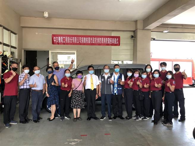 中友机电工程做公益慨捐桃园市消防局勤务车。(消防局提供／吕筱蝉桃园传真)