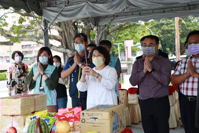 嘉义市长黄敏惠为嘉义市旅客服务中心工程开工，上香祈求施工顺利。（廖素慧摄）
