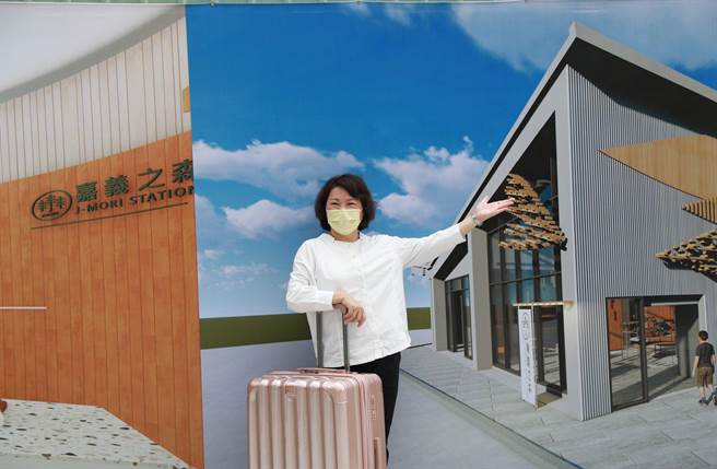 嘉义市长黄敏惠欢迎旅客来嘉旅行。（廖素慧摄）