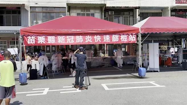 苗栗县卫生局在拱天宫开设快筛站筛检230人全为阴性。（读者提供／谢明俊苗栗传真）