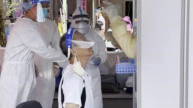 苗栗县卫生局在拱天宫开设快筛站筛检230人全为阴性。（读者提供／谢明俊苗栗传真）