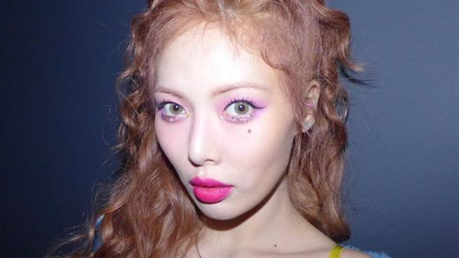 泫雅为了宣传新歌，在IG上晒出专辑侧拍辣照。（图／IG@ hyunah_aa）