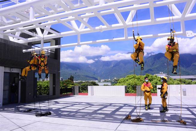 消防局第一大队暨花莲分队新厅舍今启用，顶楼首创高角度训练设施，供救灾搜救队模拟训练场地。（王志伟摄）