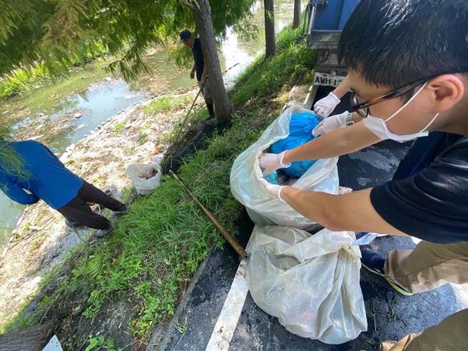 宜兰县多处遭弃置垃圾，环保局破袋锁定嫌疑人身分。（宜兰县环保局提供／李忠一宜兰传真）