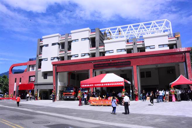 花莲县政府消防局第一大队暨花莲分队新厅舍今天举行落成启用仪式，外观犹如「云梯车」。（王志伟摄）