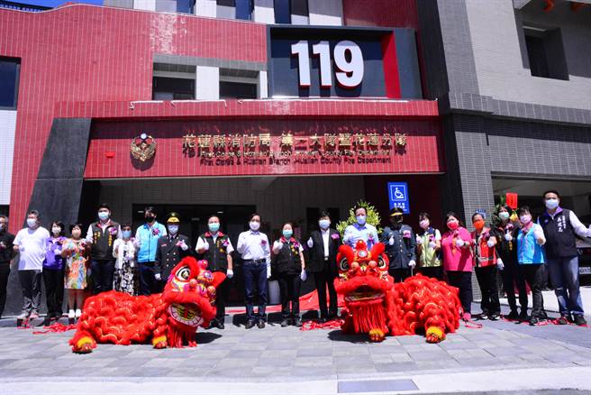 内政部常务次长邱昌岳、消防署长萧焕章、无党籍立委傅昆萁、县长徐榛蔚及消防局长林文瑞与地方各界一起参与揭牌剪彩。（王志伟摄）