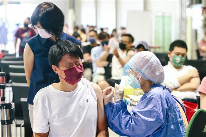 欧盟将急性多发性神经炎（GBS）增列为AZ疫苗接种后「极罕见不良反应」，指挥中心发言人庄人祥表示，目前国内不分疫苗厂牌约有10个案例，其中AZ占多数。（疫苗接种示意图／邓博仁摄）