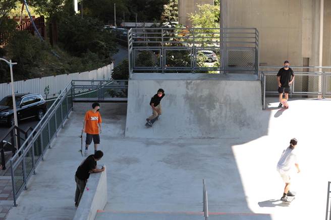 基隆大武崙森林运动公园设有简易极限运动场，吸引许多大小朋友前来滑板。（基隆市政府提供／陈彩玲基隆传真）