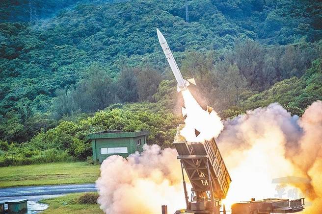 天弓一型防空飛彈射擊情形。（軍聞社提供）