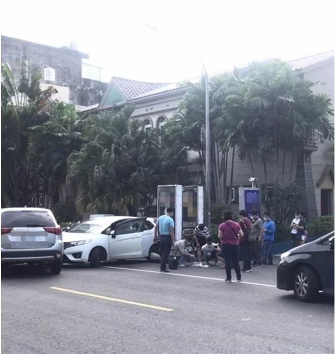 高雄市警局市刑大警方9日下午执行缉毒任务时，逮1名药头，1名小队长手腕受伤，所幸无大碍。（读者提供／石秀华高雄传真）