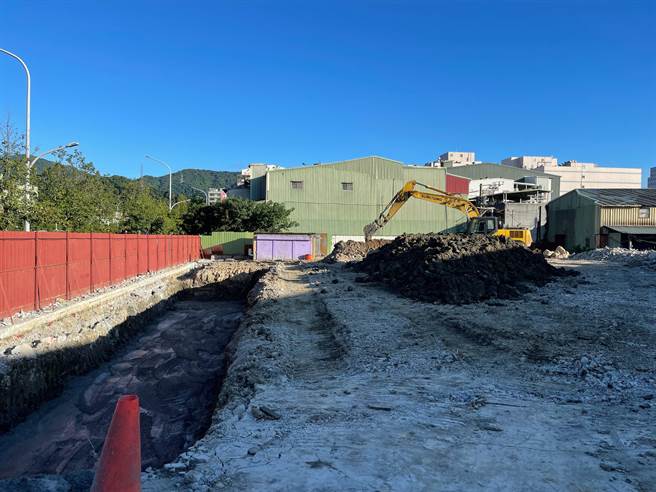 違法棄置土石方 汐止營建工地遭停工。（新北市環保局提供／葉德正新北傳真）