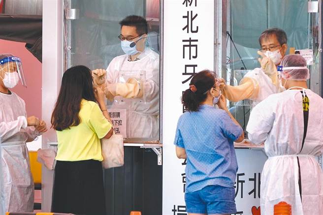 新北市社区筛检站8月10日到9月8日共筛检81276人。图为新北市民筛检画面。（资料照）