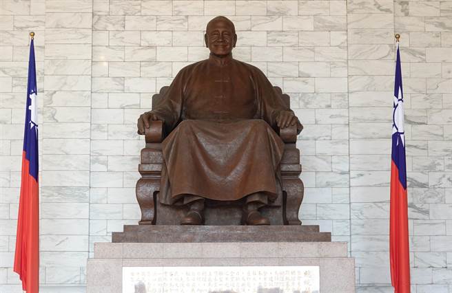 促转会8日公布中正纪念堂转型方案，预计以「反省威权歷史公园」为主轴，并建议移除大厅内铜像。（姚志平摄）