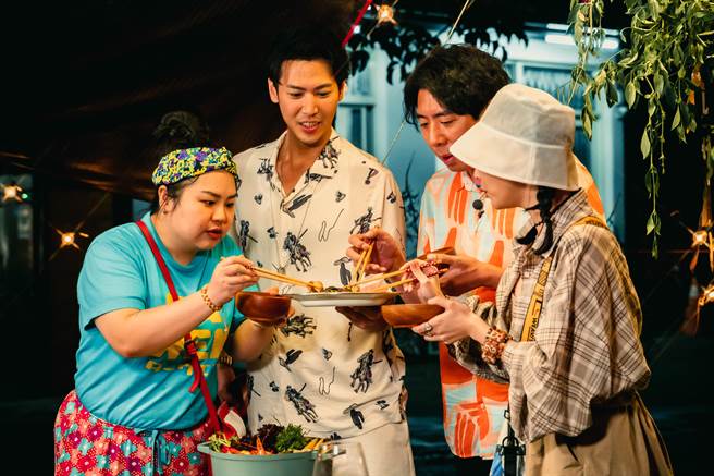 陳德烈（左二）的料理大受好評，連不太喜歡吃絲瓜的Albee都被擄獲。（TVBS提供）