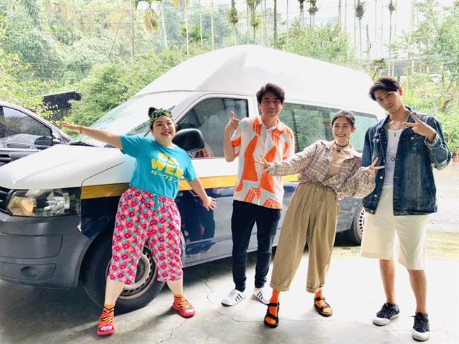 《食尚玩家瘋狂總部》全新露營企劃，邀來陳德烈（右起）及Albee（范乙霏）跟著主持人梁赫群、大文一起露營去。（TVBS提供）