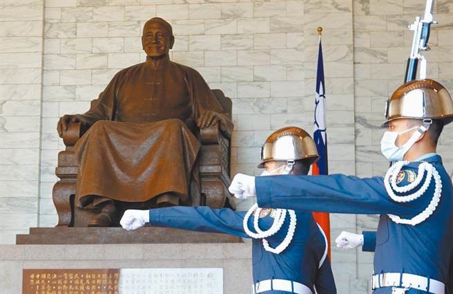 促轉會8日公布中正紀念堂轉型方案，並建議移除大廳內前總統蔣中正銅像。（圖／本報系資料照）
