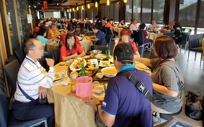 民政局長吳世瑋說，餐廳用餐場所每區域均設置隔間，且每一隔間內不超過80人、用餐時維持社交距離就座。（民眾提供／陳世宗台中傳真）