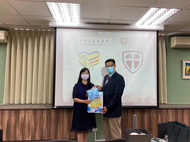 新北市立北大高中近期与美国箴言高中签署双联学程合作备忘录，未来北大高中学生可同时取得台湾和美国高中的学歷文凭，藉此自由选择出国或留在国内升学。（北大高中提供）