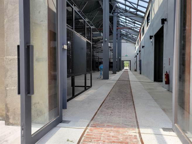 雲林縣斗南火車站閒置幾十年的倉庫改造完成，將成為斗南年輕人的創生基地，地面磚道就是當年的小火車軌道。（周麗蘭攝）