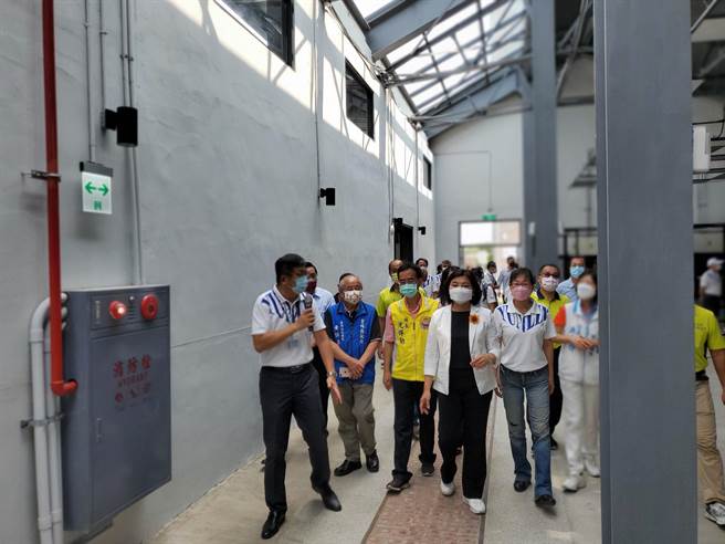 雲林縣政府城鄉發展處辦理「璀璨斗南之心新建工程」，改造7號至11號倉庫、廣場、舊台汽客運站共11處工程，縣長張麗善（前排中）9日帶領縣一級主管檢視，內部配置洋溢工業風。（周麗蘭攝）