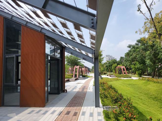 戶外廣場十分開闊美麗。（周麗蘭攝）