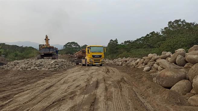 高市府环保局今年1月接获举报，称杉林区有多笔土地遭不法人士弃置废弃物，经过专案小组长时间跟监搜证，发现顏姓、陈姓男子经常利用深夜开货车运送事业废弃物，并四处倾倒再用怪手掩埋。（翻摄画面／洪浩轩高雄传真）