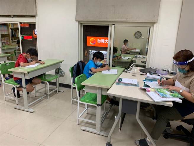 新竹縣補習教育協會在疫情期間持續推動育苗專案，提供200個名額，給縣內中、低收入戶家庭在學子女，以低收費、免費方式使用。（莊旻靜攝）
