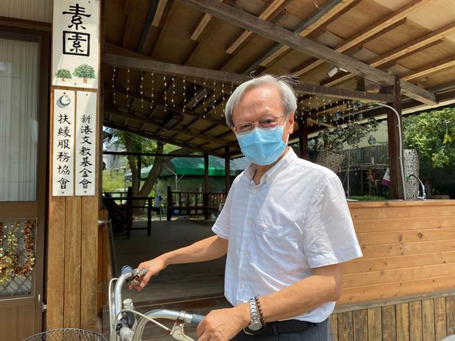 小镇医师陈锦煌担忧感染新冠肺炎的「黑数」没被揪出，呼吁民眾多注意自身身体状况。（张亦惠摄）