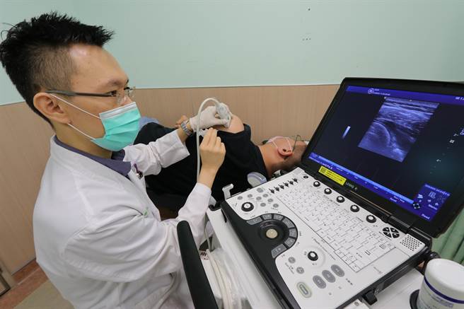 亞大醫院復健部醫師徐瑋璟，示範為患者（非當事人）進行肩關節囊擴張術。（林欣儀攝）