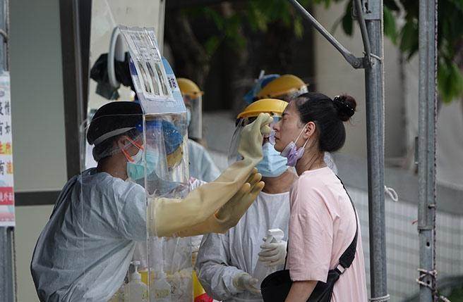 长荣航空机师确诊后，中央流行疫情指挥中心针对机师足迹，发出台湾规模最大的110万则细胞简讯，提醒足迹重迭的民眾若有疑似症状务必就医，民眾收到简讯后前往筛检站快筛。(黄世麒摄)