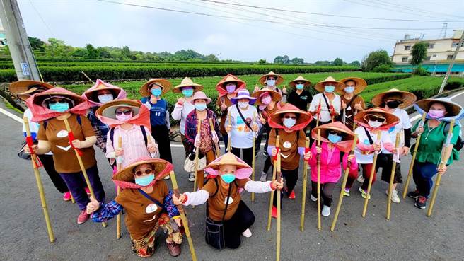 长辈持自制「健走杖」，畅游茶乡。（水土保持局南投分局提供／廖志晃南投传真）