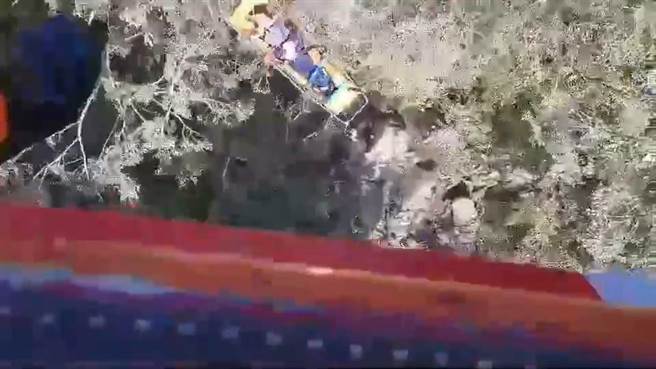 台东县延平乡发生公所员工不慎掉落溪谷意外。（空中勤务总队台东丰年机场驻地勤务第三大队第三队提供／蔡旻妤台东传真）