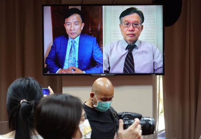 林环墙教授（右）、彭文正教授（左）9日以视讯连线的方式，在「论文门最后审判国际记者会」中，针对蔡英文总统的博士论文提出质疑。（图/姚志平摄）