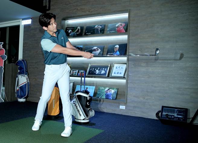 修杰楷今現場打起高爾夫球。（粘耿豪攝）