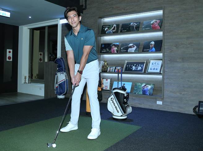 修杰楷今現場打起高爾夫球。（粘耿豪攝）