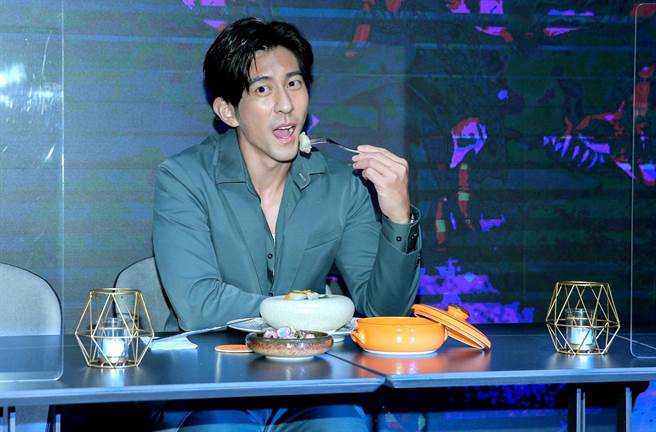 修杰楷對美食很有品味。（粘耿豪攝）