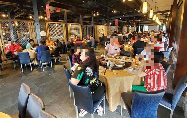 民政局長吳世瑋強調，用餐時維持社交距離，由專人分菜後上菜，遵守餐飲業內用防疫管理措施規範用餐。（民眾提供／陳世宗台中傳真）
