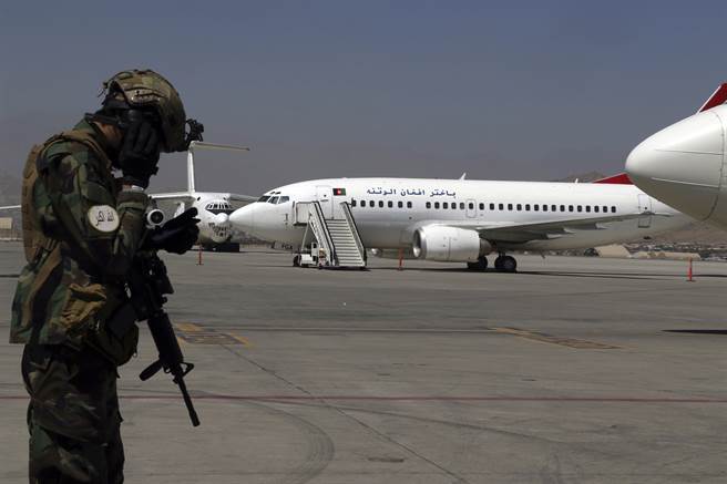 美国等西方国家从阿富汗撤离人员的行动已于8月底结束，但仍有许多人来不及离开。(图／美联社)
