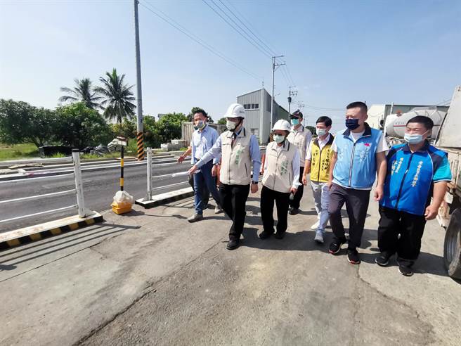 台南市长黄伟哲(左二)9日下午前往视察永康交流道联络道施工状况。(刘秀芬摄)
