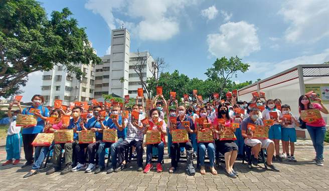 彰化清珍农产行董事长许永金，日前特别致赠瑞城国小全校师生以牛蒡产制的食品，鼓励全校师生在食农教育的用心成果。（瑞城国小提供／黄国峰台中传真）