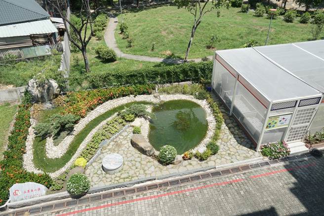 ▲推广食农教育，瑞城国小在企业赞助下开辟鱼菜共生池系统、温室菜园等。（黄国峰摄）