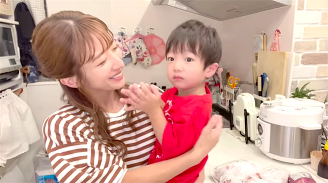 辻希美生到第四胎，已游刃有余，抱着小孩拍YouTube。（取材自辻チャンネル）